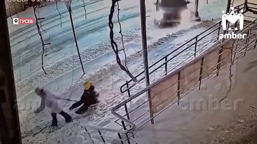 Машина чуть не сбила двух детей в Гусеве