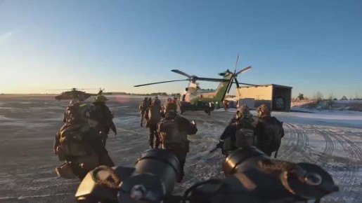 Кадры захвата финскими военными судна Fitburg, который власти страны подозревают в повреждении подводных кабелей в Балтийском море