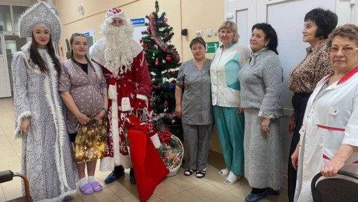 В Черняховске есть добрая традиция: в первые дни нового года поздравлять с Новым годом женщин, которые в первые дни наступившего года привели в этот мир новую жизнь