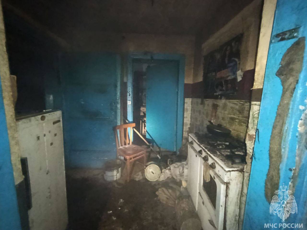 Огонь унёс жизнь человека. В жилом доме на две семьи в посёлке Везнесенское Нестеровского муниципального округа выгорела комната на площади 24 квадратных метра Огонь унёс жизнь человека. В жилом доме на две семьи в посёлке Везнесенское Нестеровского муниципального округа выгорела комната на площади 24 квадратных метра