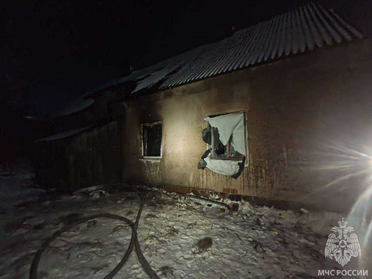 Огонь унёс жизнь человека. В жилом доме на две семьи в посёлке Везнесенское Нестеровского муниципального округа выгорела комната на площади 24 квадратных метра Огонь унёс жизнь человека. В жилом доме на две семьи в посёлке Везнесенское Нестеровского муниципального округа выгорела комната на площади 24 квадратных метра